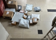 快递总被驿站扔在门厅！新规实施近一年，为何快递仍然卡在“最后一百米”？