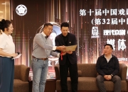 “杨子荣”蓝天竞逐梅花奖前一天，东北戏迷来沪请他在祖传唱片签名